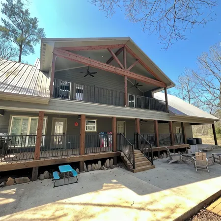 Spacious Cabin on Little Mo River!! Game Room! Relax & Have Fun! 4 Bed, 4.5 Bath
