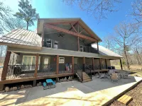 Spacious Cabin on Little Mo River!! Game Room! Relax & Have Fun! 4 Bed, 4.5 Bath - balcón