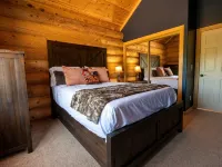 Woodland Views + Spacious Layout + Gameroom // Sleeps 12 in Beds - Hytter