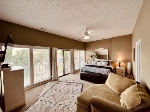 LAKE TIME @ THIS SPACIOUS HOUSE ON THE WATER + BOAT+SWIM+RELAX+GREAT AMMENITIES - Homestays