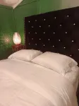 Cute Cabin with Hot Tub, Wifi and Roku. Queen Bed Close to Ratcliff Lake - 무료 와이파이