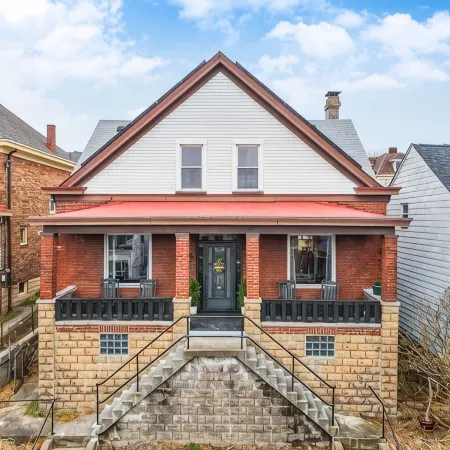 NEW! Stunning 5bdr game+movie room, VIEW, Parking!