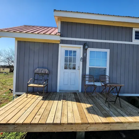 Cozy Timy house 1-bedroom, 2-loft cabin in with full bath and kitchen on a farm!
