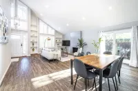 New! Modern & Sleek 4BR home w/high ceilings - Wifi