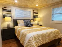Lake front Sunset Cottage with dock & kayaks - 3-Star