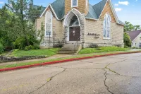 White Squirrel: Charming 2-bed & 2-bath BNB w/Private Parking & Walk to Downtown - 4-Star