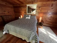 Cozy little cabin with creek access.  Great for fishing or tubing! - Kitchens