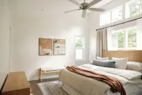 The Sundrop House: Chic Getaway minutes from everything - 홈스테이