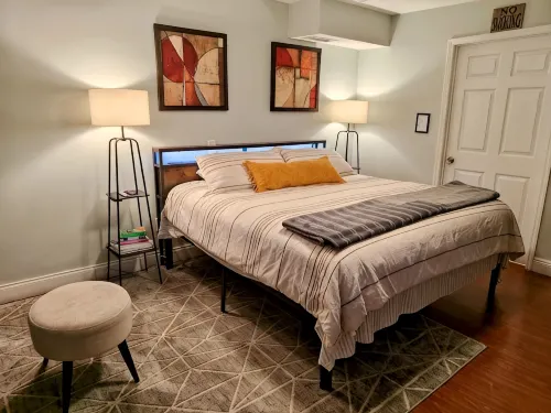 King. Minutes to Wilton Drive. Private entrance and bathroom. - Homestays