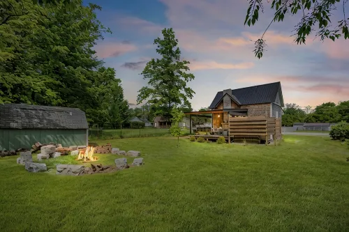 Walk to Historic Downtown Bell Buckle~Webb~Hot Tub~Fireplace~Tiny Home - Homestays