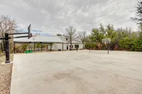 Smoky Hill Ranch, 8 Acres, 2 Homes, Events, Sport Court, Fishing, & Fire Pits - 4성급