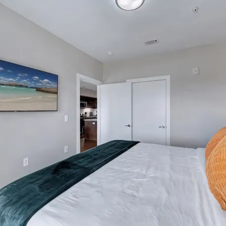 Plush 1Br Cal King Suite Close to Everything