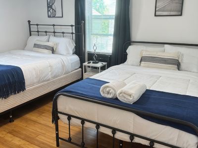 Charming Townhouse 12 minutes to Boston
