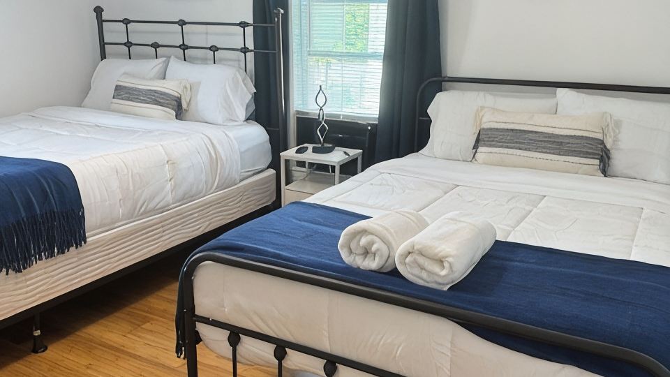 Charming Townhouse 12 minutes to Boston