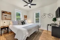 .2 mi to Downtown Rogers, Heated pool on Bike Trail, King Bed, Fire table - Butik
