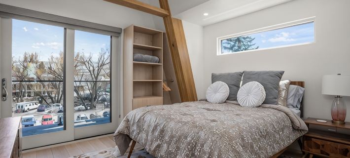 NEW LUXURIOUS RIVERFRONT DOWNTOWN TOWNHOME 4 BED 2.5 BA W/ HOT TUB Hotels in Routt County
