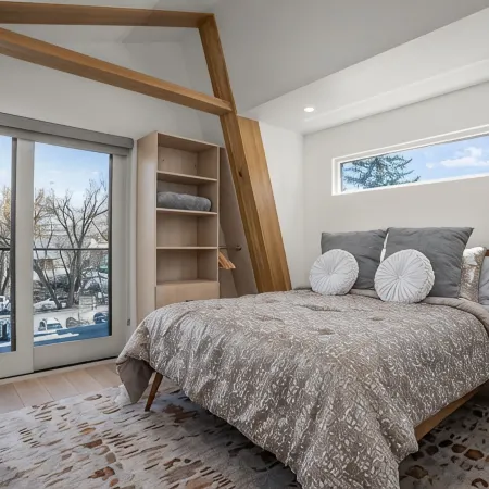 NEW LUXURIOUS RIVERFRONT DOWNTOWN TOWNHOME 4 BED 2.5 BA W/ HOT TUB