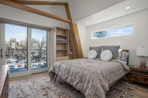 NEW LUXURIOUS RIVERFRONT DOWNTOWN TOWNHOME 4 BED 2.5 BA W/ HOT TUB - 4-Star
