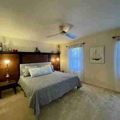 Cozy 2 Bedroom, 2.5 Bath across from Cambridge City Marina Rooms