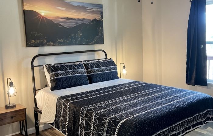 Cozy Sunset Retreat with a Beautiful Mountain View!