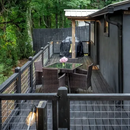 Newly renovated cottage, 5 min walk to town, dogs OK, fire pit, hot tub, wi-fi