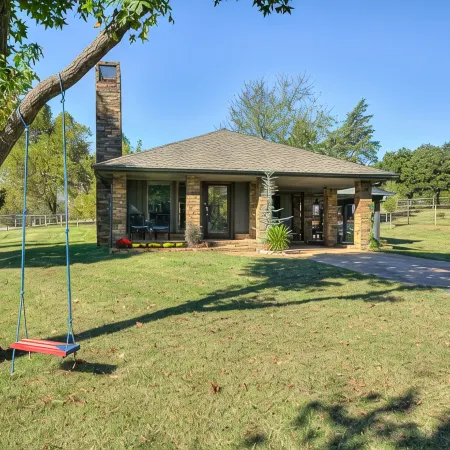 Private Cabin on acreage with pool & tennis court!