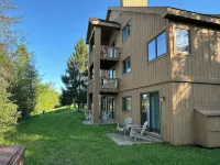 Luxurious ski in-ski out slopeside condo. - Homestays