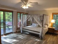 Incredible Riverside Getaway in the White Mountains - Central Location - 4성급