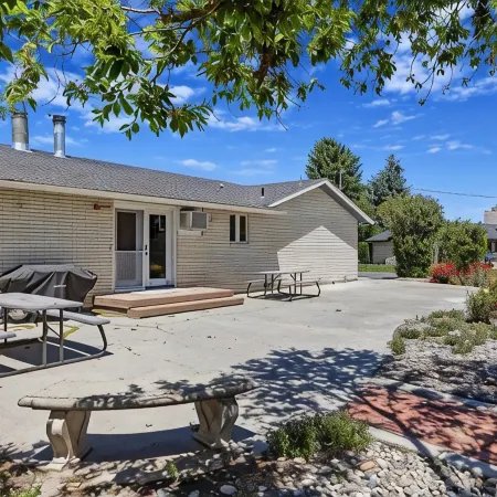 Newly Renovated, Modern Sleeps 21, Newly Added AC/Heating Units in Each Bedroom.