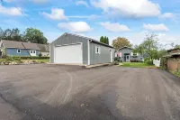 Cozy Spotless Lake Cottage-  Sports Lake, Gorgeous Sunsets, and Relaxation+ - 3-Star