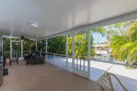 Waterfront & Privacy, Heated Pool  HotTub & waterfall, 60' Dock TikiHut, pets ok - 방갈로