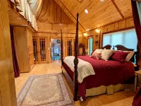 Large Mountain Lodge, Pet Friendly, w/ Hot Tub, and Sports Bar/Game Room. - balcony