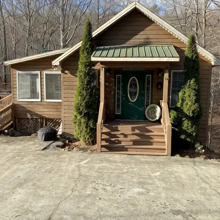 3Br 3BA Cabin, with Hot Tub, 3 Pools, Boat Ramp with Dock 1 Mile Away. for Sale!