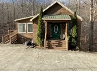 3Br 3BA Cabin, with Hot Tub, 3 Pools, Boat Ramp with Dock 1 Mile Away. for Sale! - Chalets