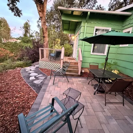 The Shamrock Creekside Cottage- ONE BLOCK FROM DOWNTOWN & on the CREEK!