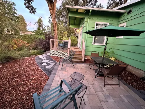 The Shamrock Creekside Cottage- ONE BLOCK FROM DOWNTOWN & on the CREEK! - Wifi