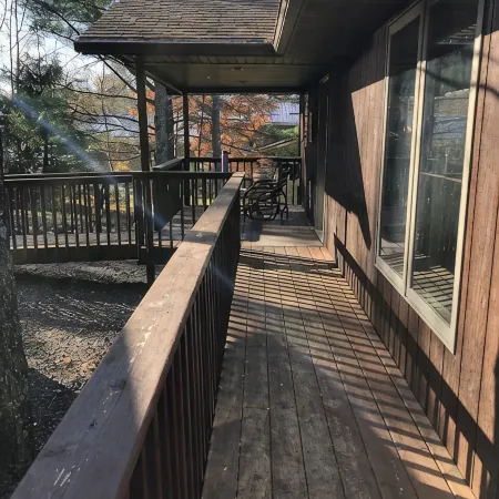Nelson Lake Retreat: beautiful views of the lake both inside and out.