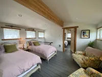 Olympia Waterfront Beach Cottage - balcony