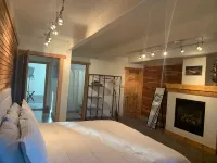 Scenic 3 bedroom cabin with hot tub - Wifi