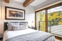 Luxury, Remodeled Retreat w/ Ski Slope Views Throughout! Walk to Gondola & Shops - Kylpyammeita
