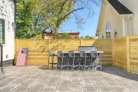 4 bedroom home downtown Nashville. Hot tub, large patio, fire pit, and game room - 4-Star