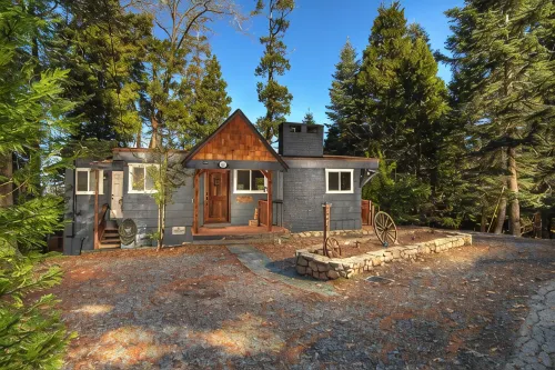 Luxurious Cabin w/ lake views 10 minutes to Santa's SkyPark & Village - Alphydda