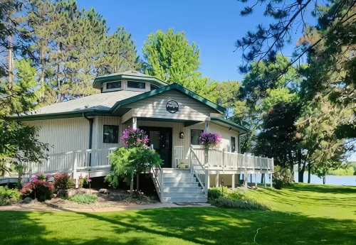 New Waterfront Listing- Castle Rock Lake, Hot Tub, Sand Beach, Central Wisconsin - 4-Star