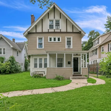 Stylish 4BR 2 Bathroom Home in Forest Park