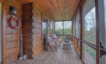 Lovely log cottage by the lake
