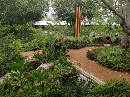 Farm Madame Fleur Отели рядом с достопримечательностью «Suwanmas Mongkol Temple»