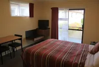 Coronation Court Motel Hotels in Њу Плимут