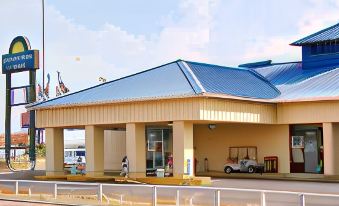 Days Inn & Suites by Wyndham Laredo