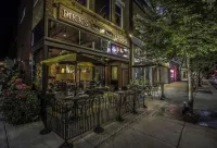 Pikk's Inn Hotels near Chicago Street Theatre