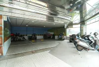 Left Bank Hotel - parking
